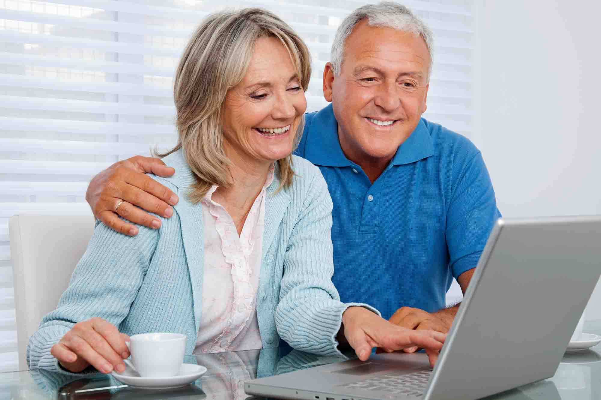 dp-older-couple-at-laptop